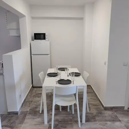 2 Bedroom In Center With Pool And Parking *